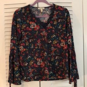 Monteau bell sleeve floral top